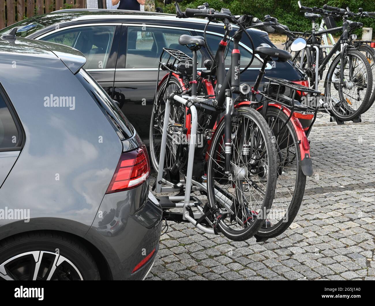 Linthe, Deutschland. Juni 2021. Auf einem Rastplatz auf der Autobahn A9 stehen zwei Fahrzeuge mit Fahrradträgern für die Anhängerkupplung. Quelle: Patrick Pleul/dpa-Zentralbild/ZB/dpa/Alamy Live News Stockfoto