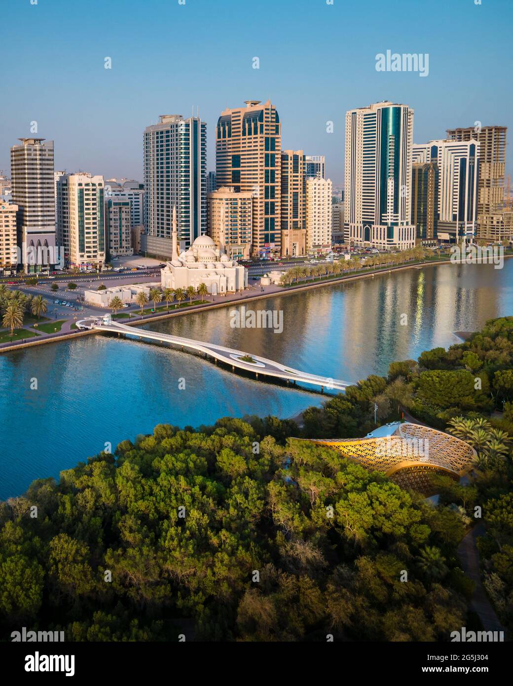 Luftaufnahme des Emirats Sharjah der Vereinigten Arabischen Emirate über der Insel Al Noor und der Moschee und der Innenstadt über dem Khalid See Stockfoto
