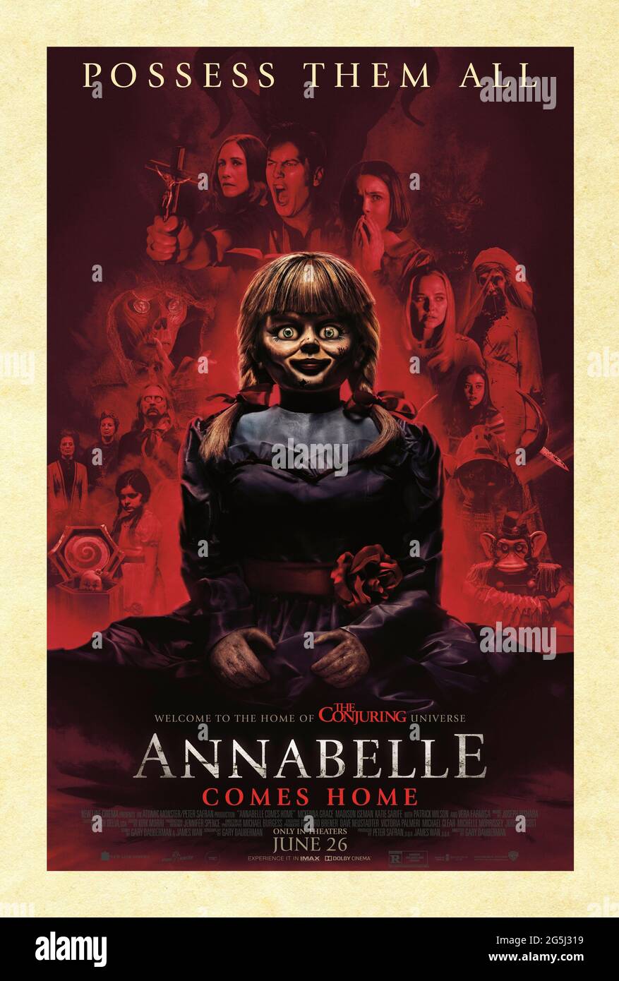 Annabelle Comes Home (2019) unter der Regie von Gary Dauberman mit Vera Farmiga, Patrick Wilson und McKenna Grace. Während sie die Tochter der paranormalen Ermittler Ed und Lorraine Warren als Babysitter betrete, wecken ein Teenager und ihr Freund unwissentlich einen bösen Geist, der in einer Puppe gefangen ist. Stockfoto