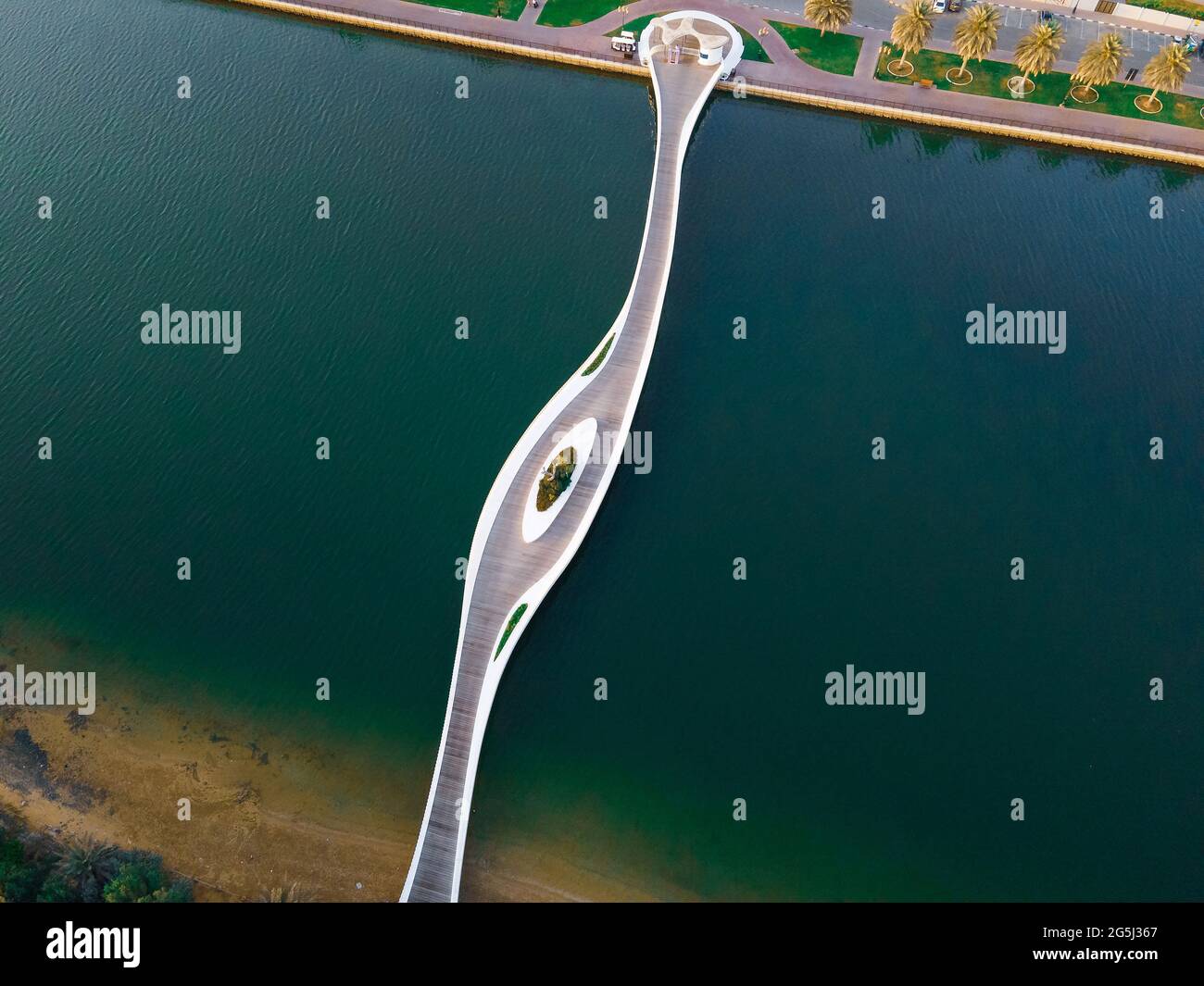 Luftaufnahme der Insel Al Noor im Khalid See im Zentrum von Sharjah Emirat der Vereinigten Arabischen Emirate bei Sonnenuntergang Stockfoto