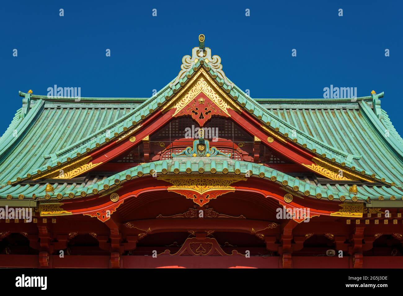 Kanda Shrine Main Hall Irimoya (Hip-and-Gable) Dach mit charakteristischen Kupferfliesen im Gongen-zukuri-Stil gebaut, ein schönes Beispiel der Japanase Stockfoto