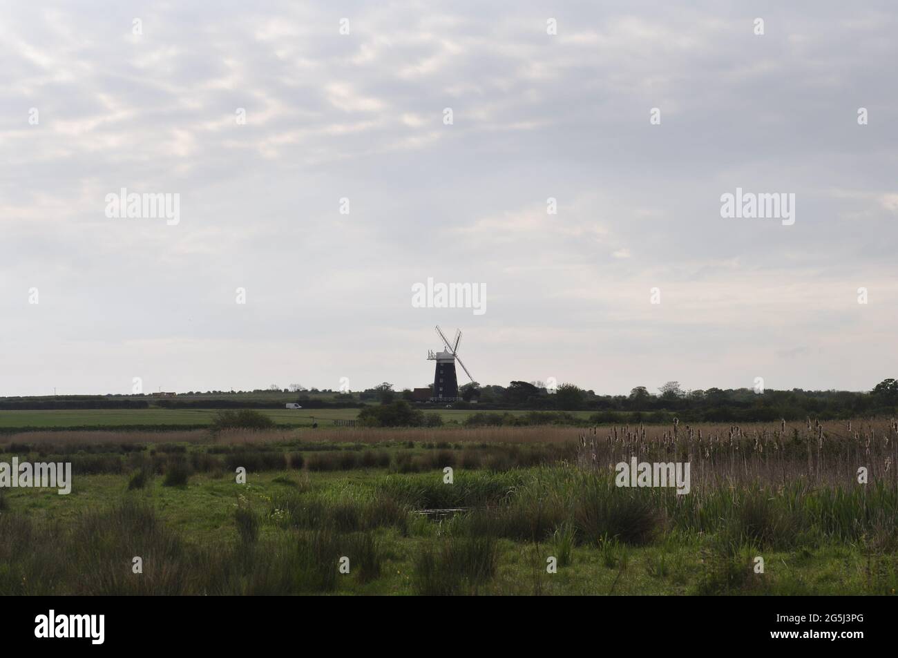 Burnham Overy Mill, von Burnham Norton aus gesehen, Norden Norfolk, England, Großbritannien. Stockfoto