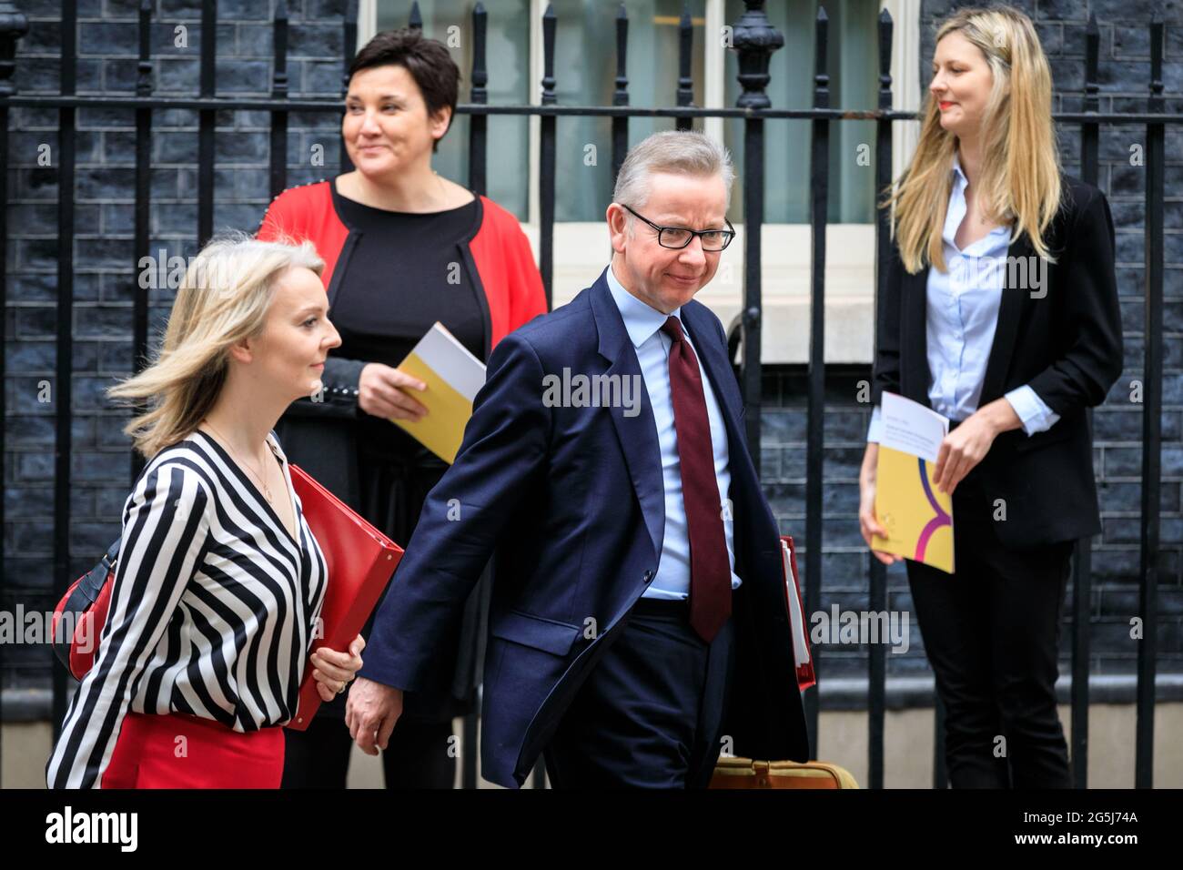Michael Gove, Minister des Kabinetts (r), geht mit Liz Truss (l), Staatssekretär für internationalen Handel, Downing Street, London, Großbritannien, spazieren Stockfoto
