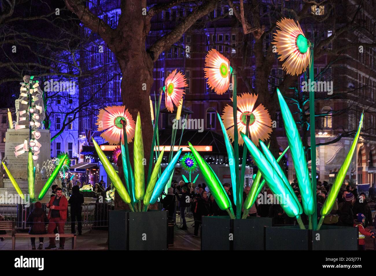 „Nightlife“ von Lantern Company mit Jo Pocock, lluminated Giant Flowers, Leicester Square, Lumiere Festival of Lights, London, Großbritannien Stockfoto
