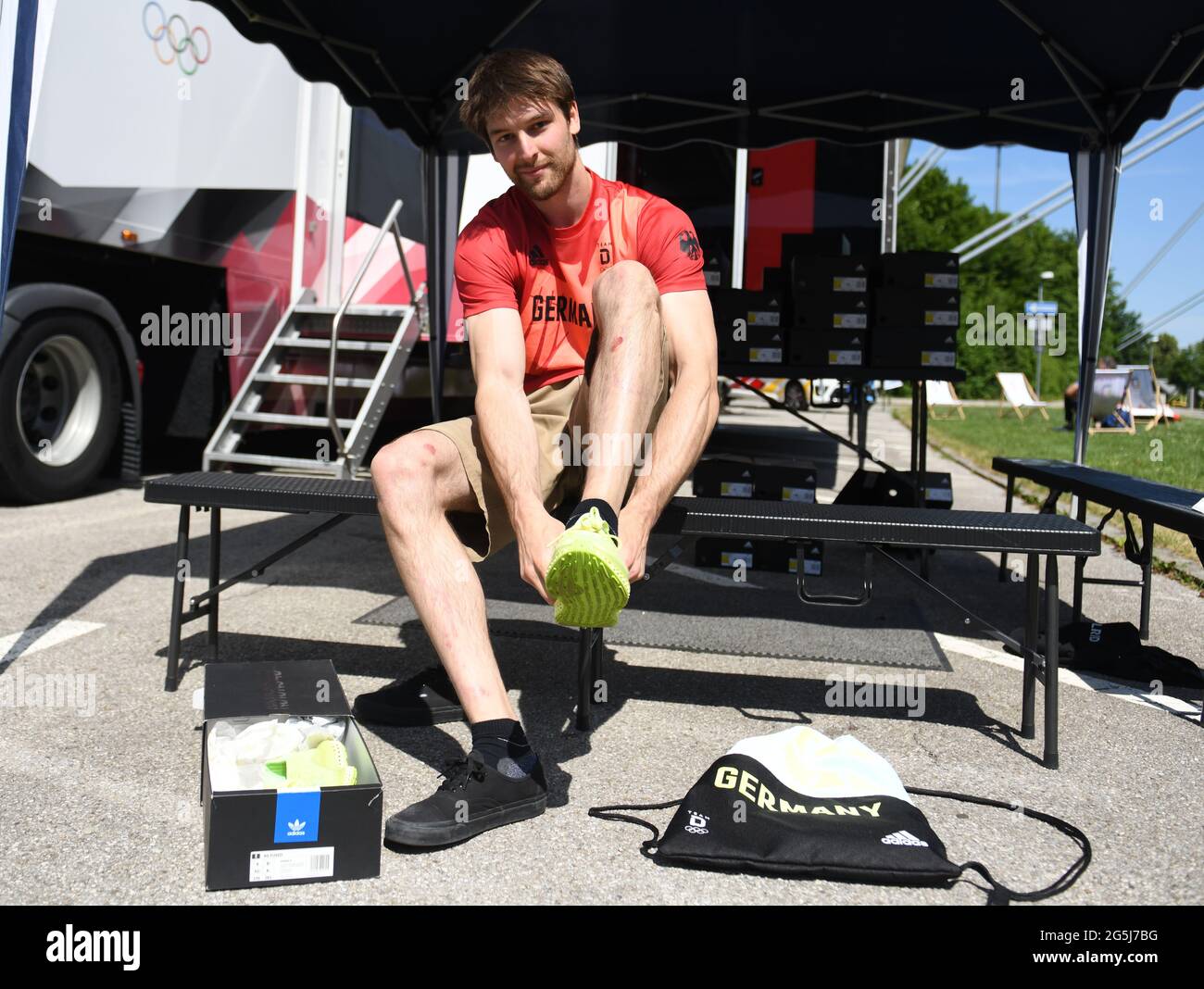 München, Deutschland. Juni 2021. Judoka Sebastian Seidl trägt ein neues  T-Shirt, während er sich als Teil des deutschen Olympia-Teams kleidet.  Quelle: Angelika Warmuth/dpa/Alamy Live News Stockfotografie - Alamy