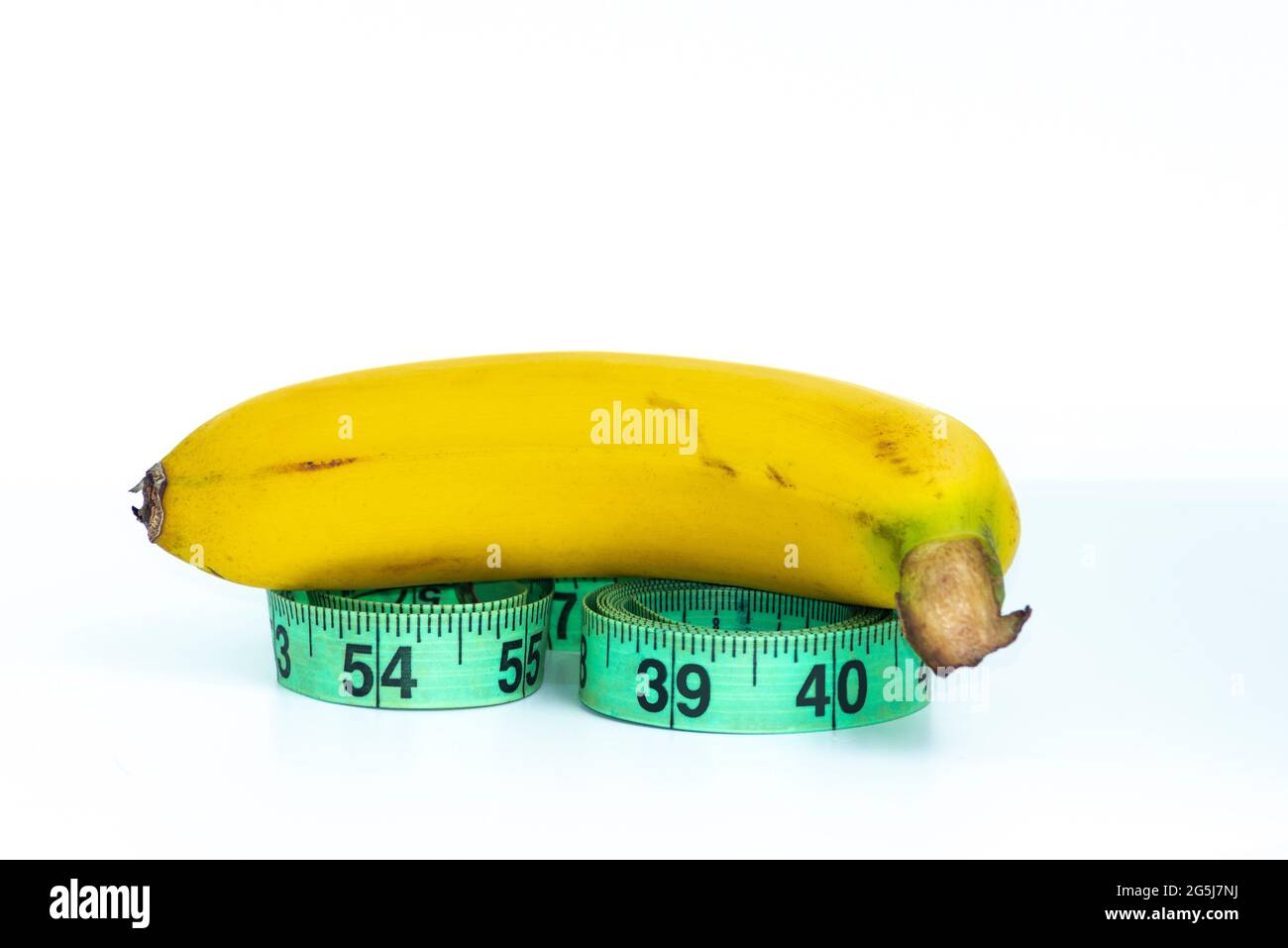 Banane mit Messband isoliert auf weiß Stockfoto