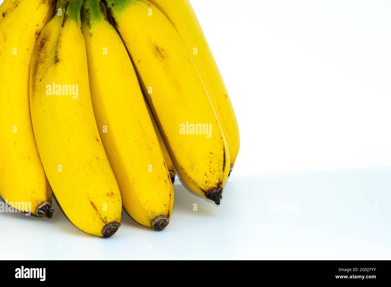 Bananenbündel auf weißem Hintergrund isoliert. Platz für Text Stockfoto