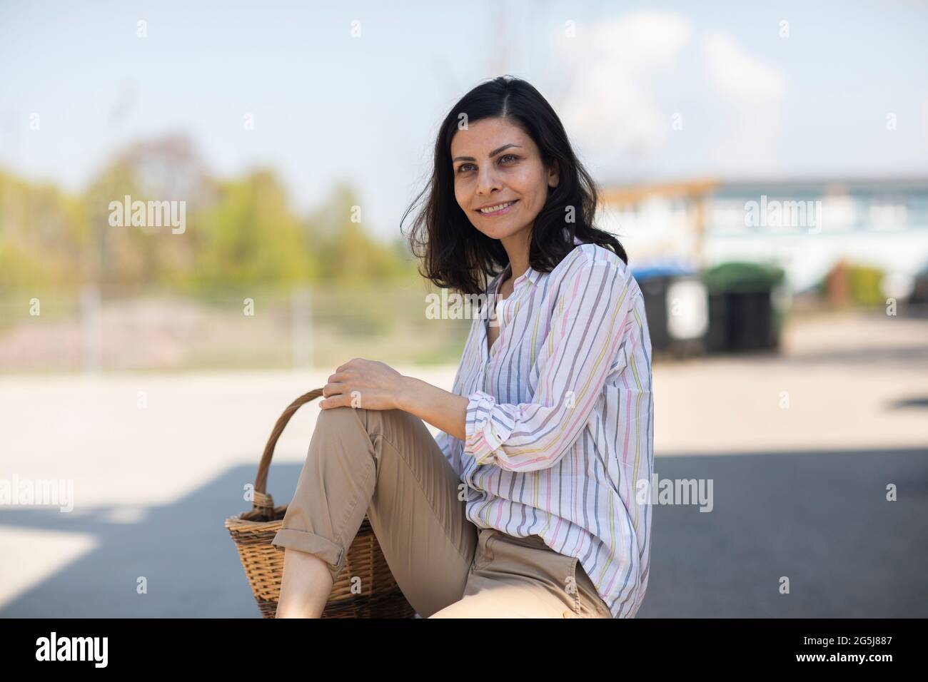 Deutschland, Freiburg, lächelnde Frau mit Korb Stockfoto
