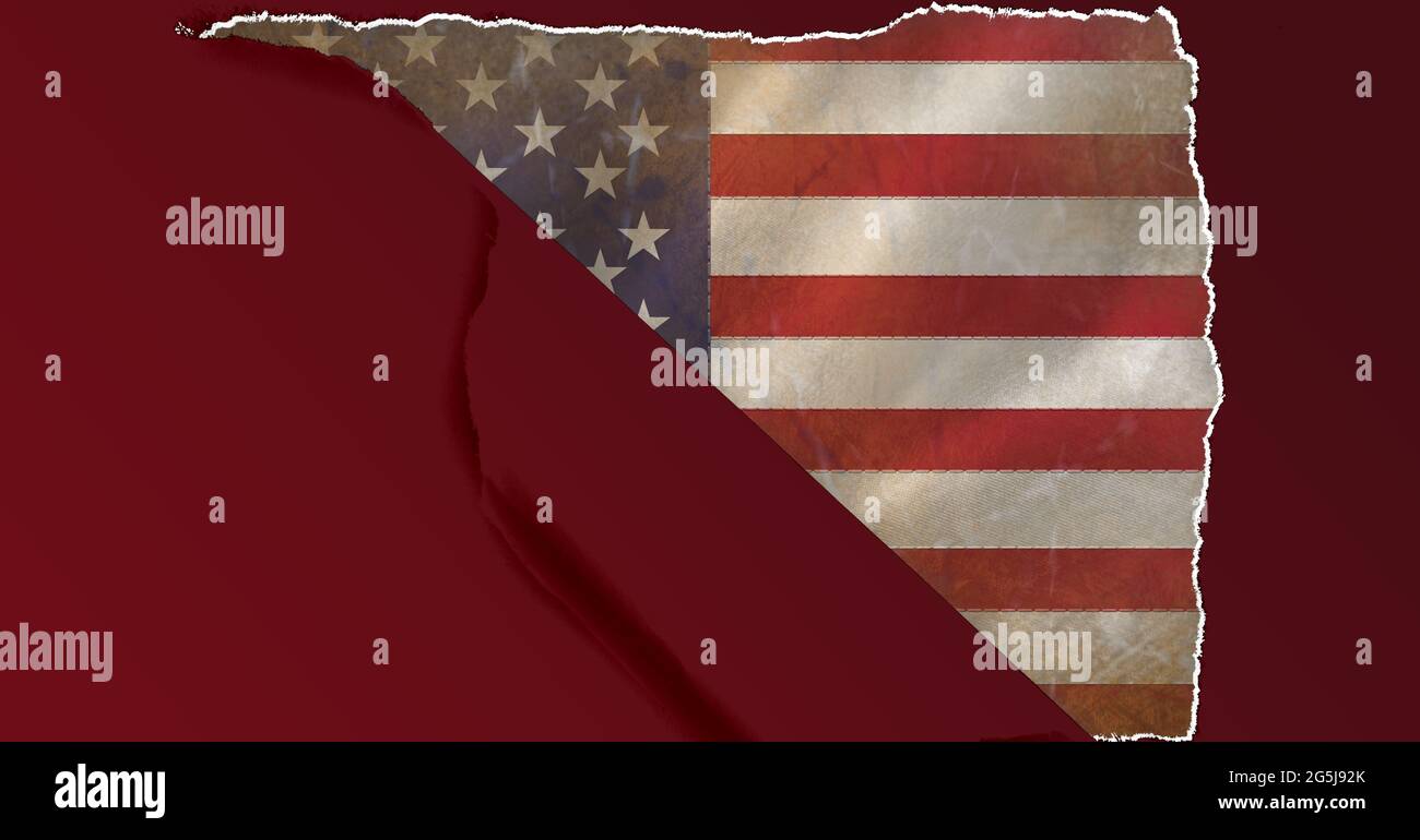 Komposition aus zerrissenem Loch in rotem Papier, das eine alte amerikanische Flagge zeigt Stockfoto