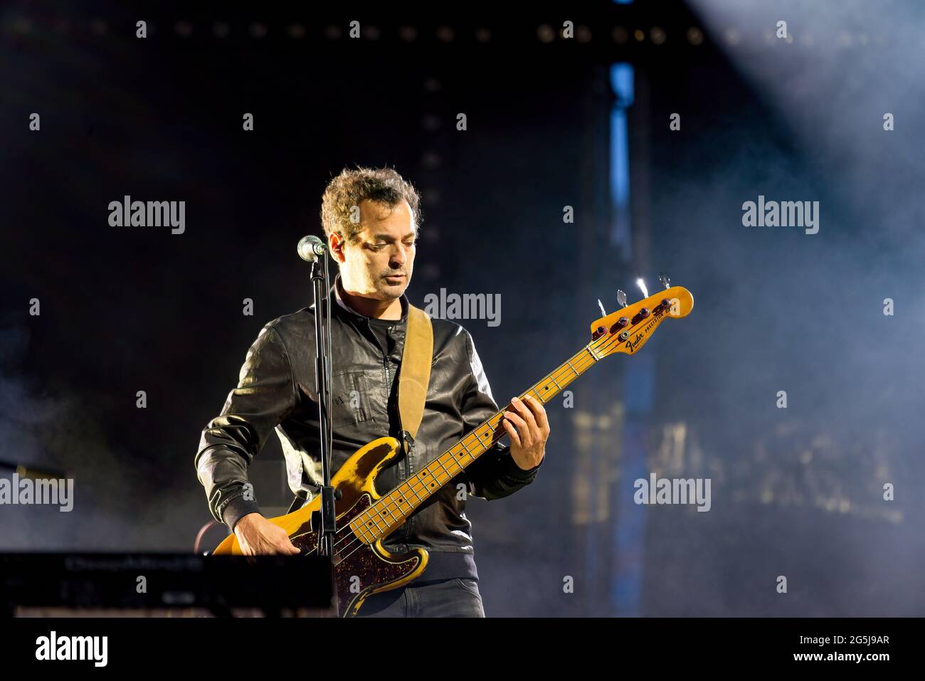 Valencia, Spanien. Juni 2021. Alvaro Fuentes Ibarz von La Oreja de Van Gogh Pop Band tritt auf der Bühne während des Nits al Carme Konzert auf dem Les Nits del Ciutat Festival in Estadi Ciutat de Valencia. La Oreja de Van Gogh (manchmal auch als LOVG oder LODVG abgekürzt) ist eine Pop-Rock-Musikgruppe aus San Sebastian, Pais Vasco, Spanien. Seine Karriere in der Welt der Musik begann formell 1996. Kredit: SOPA Images Limited/Alamy Live Nachrichten Stockfoto