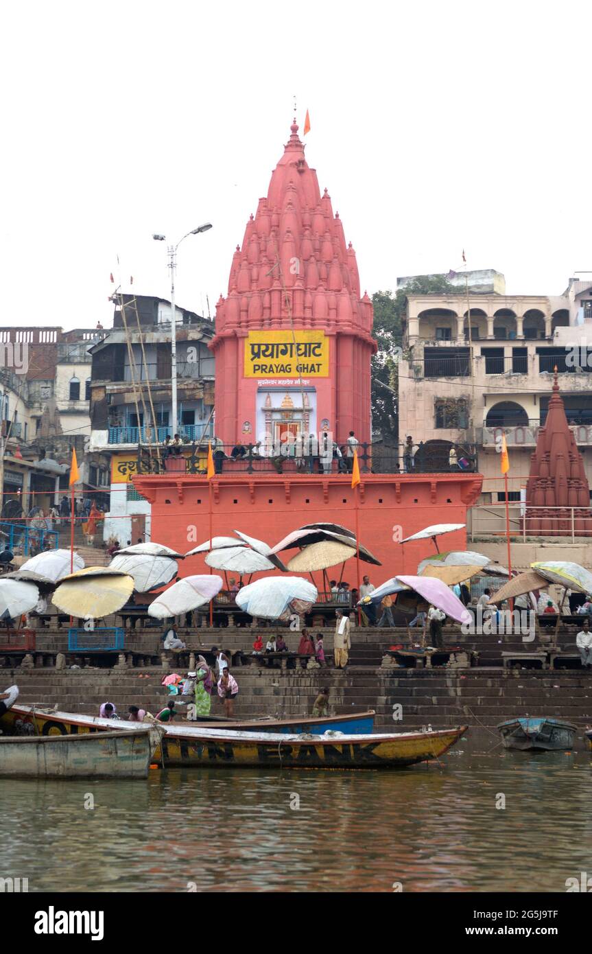 Der geschäftige und überfüllte Dashashwamedh Ghat am Ufer des Flusses Ganges in Varanasi, Uttar Pradesh, Indien Stockfoto