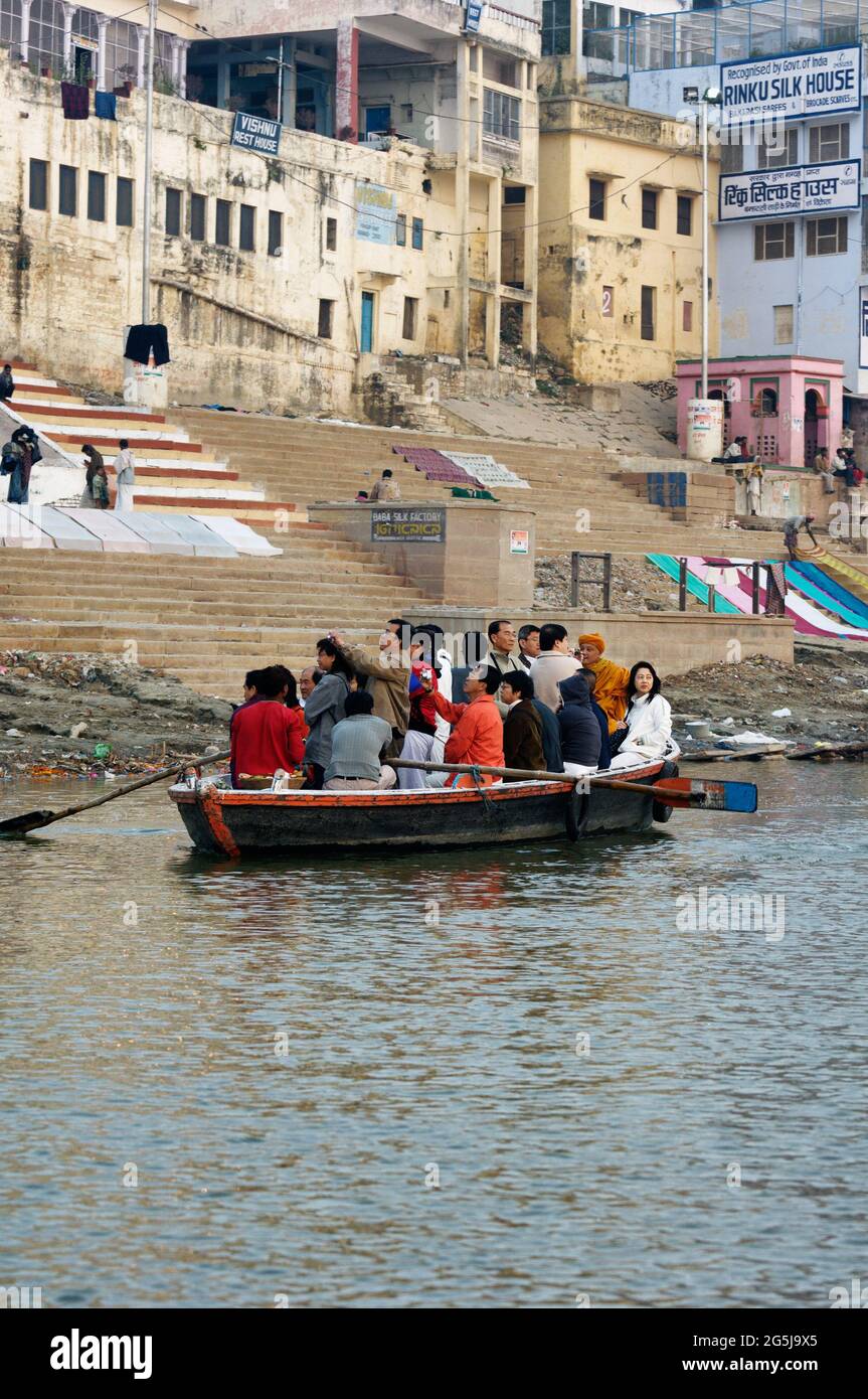 Morgens und früh morgens Boote von Touristen auf dem Fluss Ganges in Varanasi, Uttar Pradesh, Indien Stockfoto