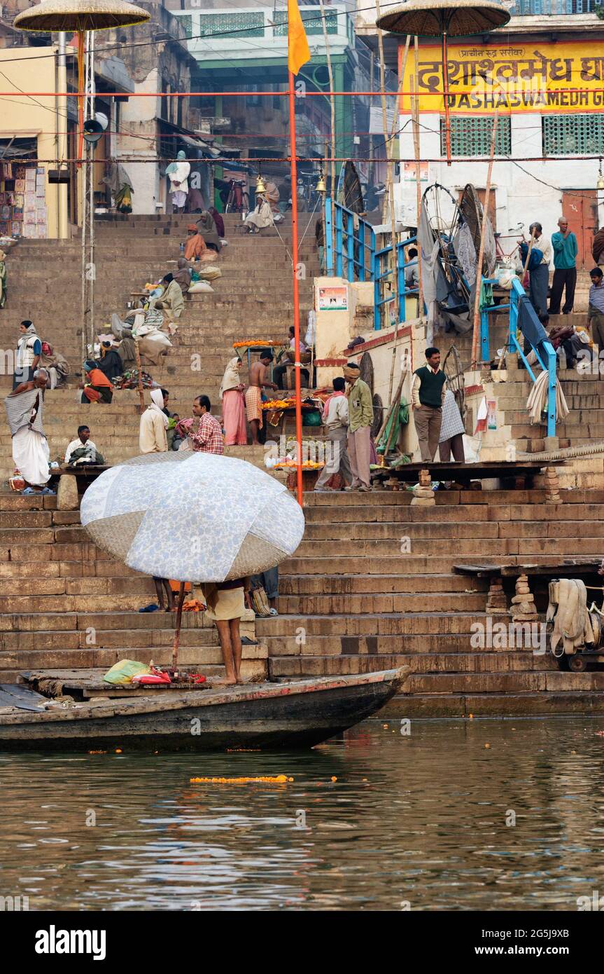 Der geschäftige und überfüllte Dashashwamedh Ghat am Ufer des Flusses Ganges in Varanasi, Uttar Pradesh, Indien Stockfoto