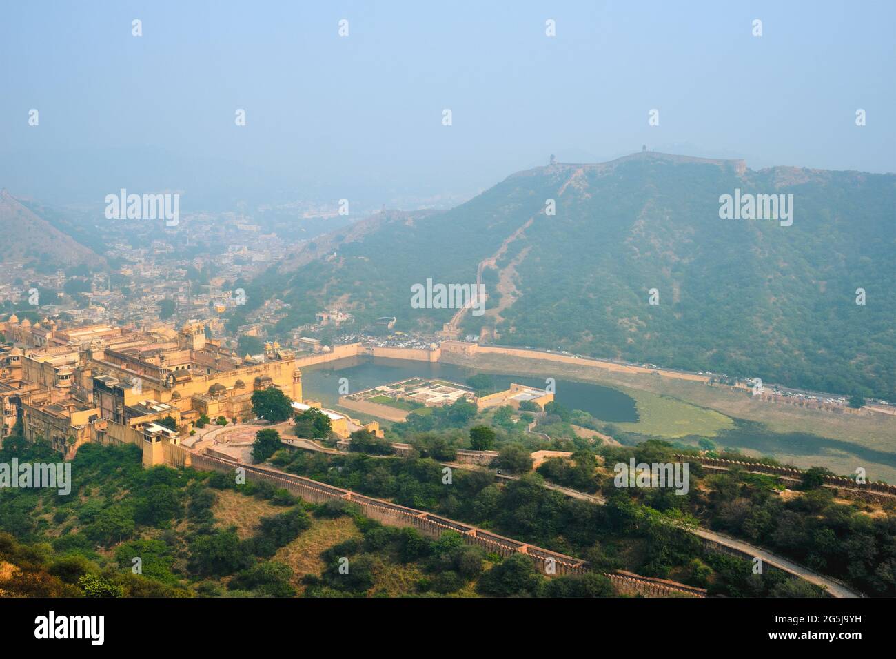 Blick auf Amer Amber Fort und Maota See, Rajasthan, Indien Stockfoto