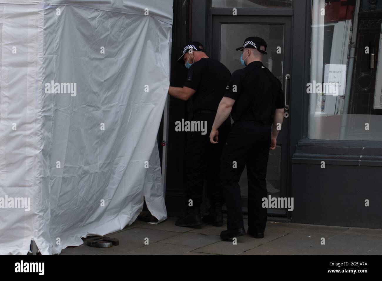 Southgate Street, Gloucester, Großbritannien. Mai 2021. Die Polizei ermittelt ein Café, das mit einem potenziellen Opfer von Fred West in Verbindung steht. Stockfoto