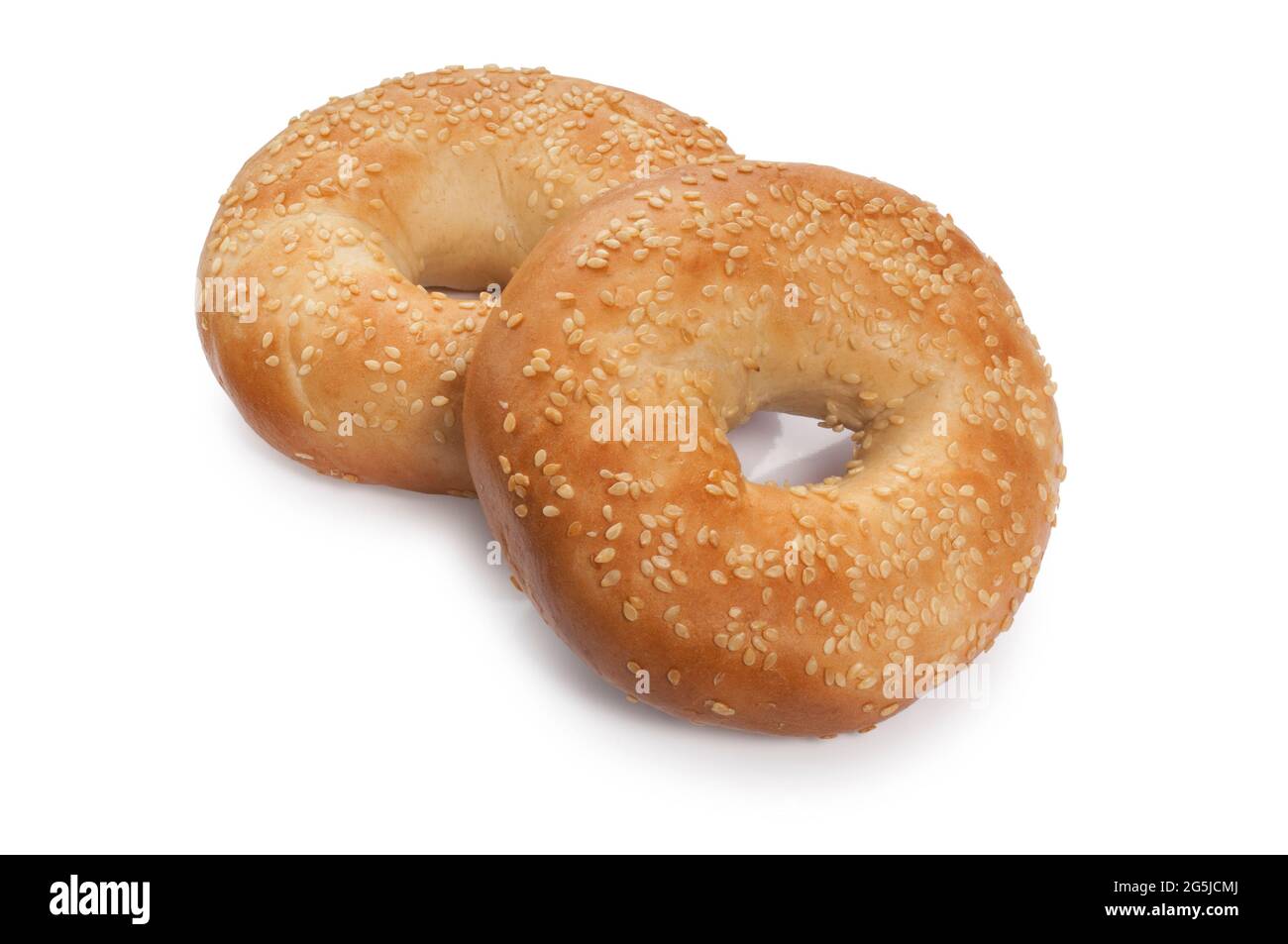 Studioaufnahme von Bagels, die vor weißem Hintergrund geschnitten wurden Stockfoto