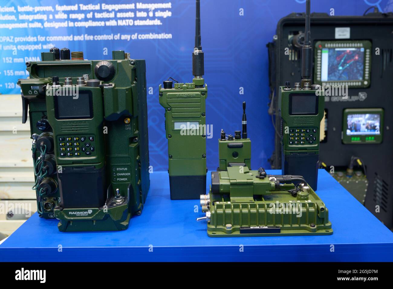 Mobiler tragbarer Militärradiosender und Adapter, präsentiert auf dem Stand, hergestellt von Radmor Stockfoto