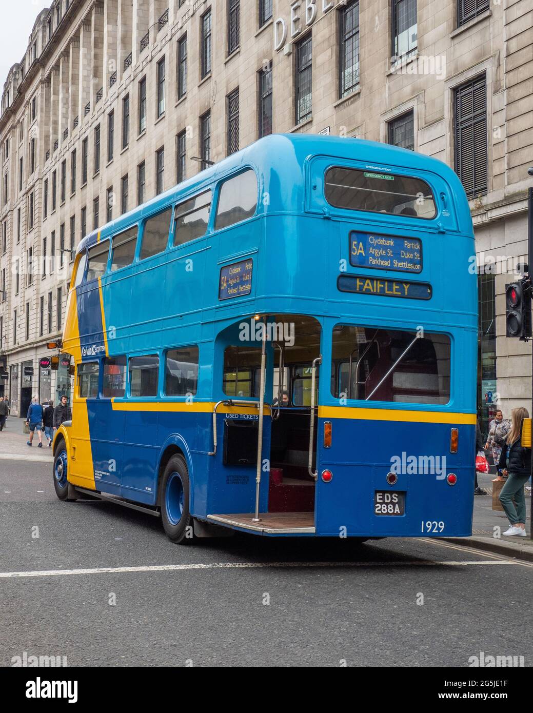 Glasgow, Schottland, Großbritannien. Juni 2021. Glasgow Vintage Vehicle Trust präsentiert ihre Sammlung von Oldtimer-Bussen in den Straßen von Glasgow als Teil Stockfoto