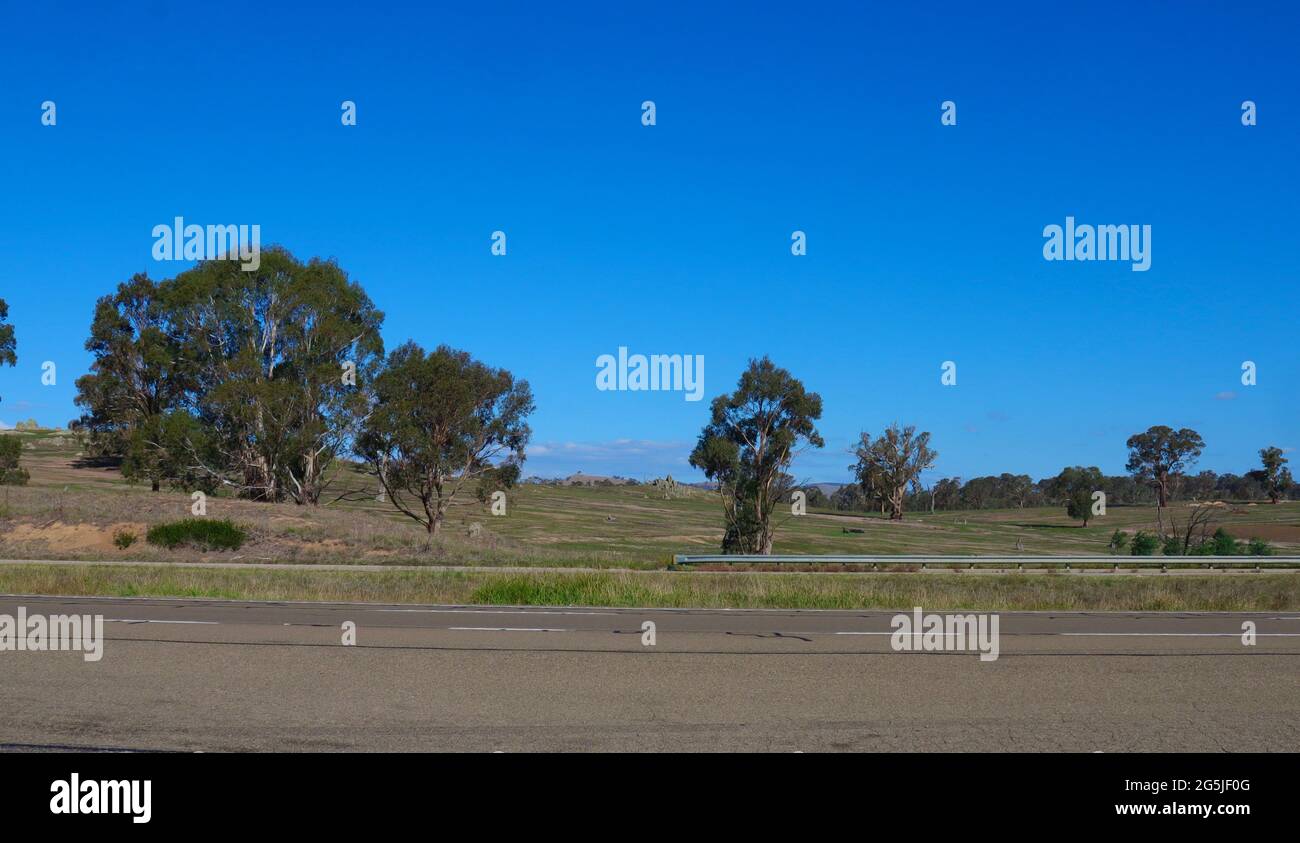 Panoramablick auf die Landseite der Australian Farm auf halbem Weg zwischen Sydney und Melbourne in NSW, Australien Stockfoto