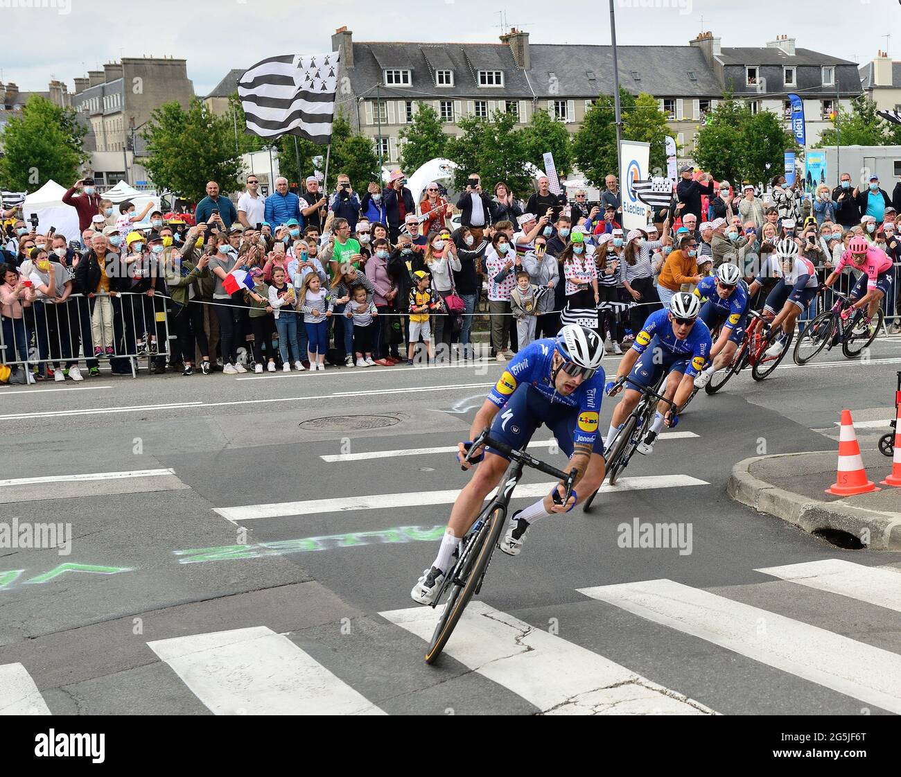 Zuschauer mit bretonischer Flagge am Straßenrand der ersten Etappe der 108. Tour de France. Anwesenheit von Zuschauern mit Zwangsmasken, die durch die Lockerung von sanitären Maßnahmen genehmigt werden. Landerneau, Frankreich, am 26. Juni 2021. Foto von Roignant JM/ANDBZ/ABACAPRESS.COM Stockfoto