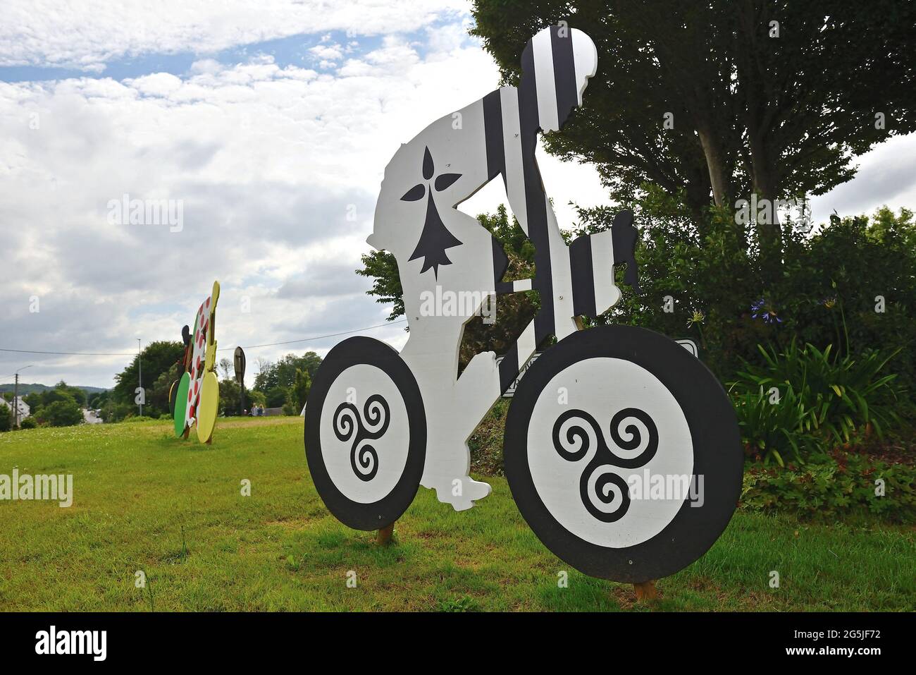 Radsportler und bretonische Dekorationen, Triskell, Hermine an einem zweiten Punkt in Landerneau, Frankreich, am 26. Juni 2021. Foto von Roignant JM/ANDBZ/ABACAPRESS.COM Stockfoto