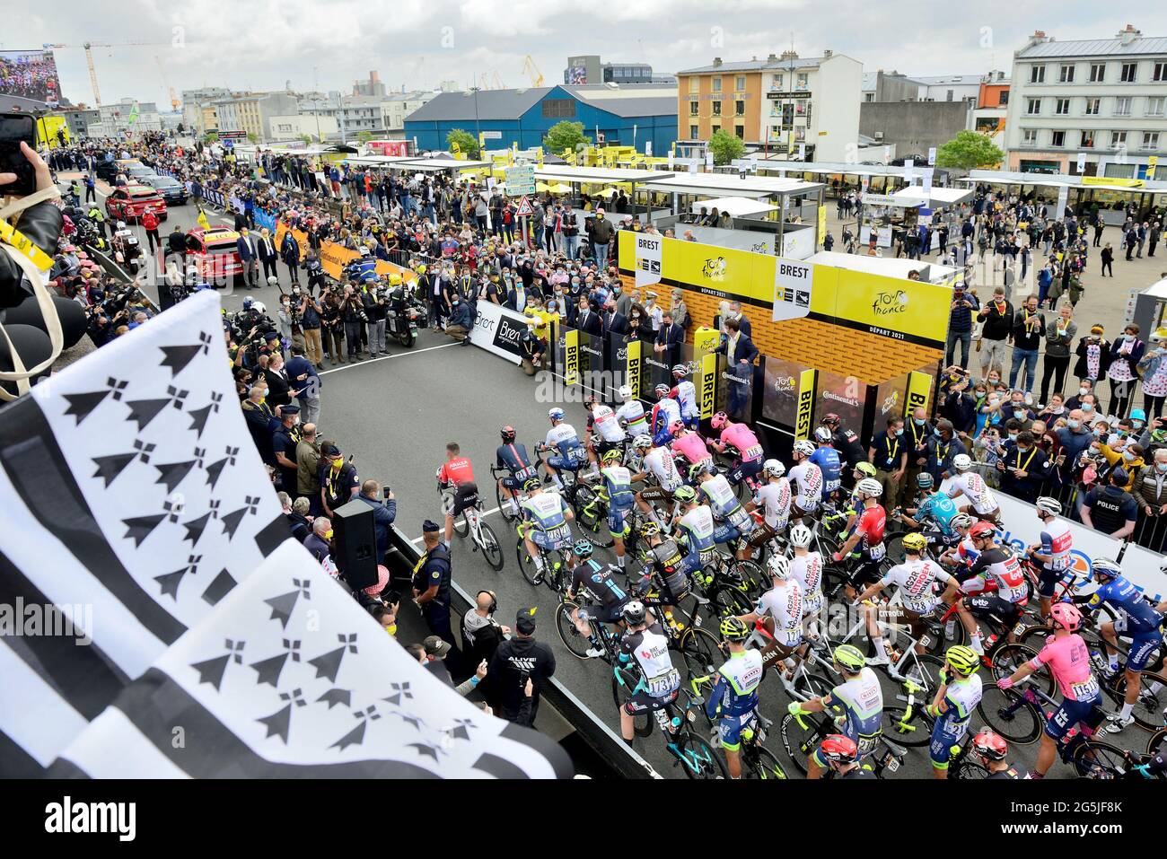 Die Radsportler des Tour-Pelotons am 26. Juni 2021 beim Start der 108. Tour de France in Brest, Frankreich. Foto von Roignant JM/ANDBZ/ABACAPRESS.COM Stockfoto