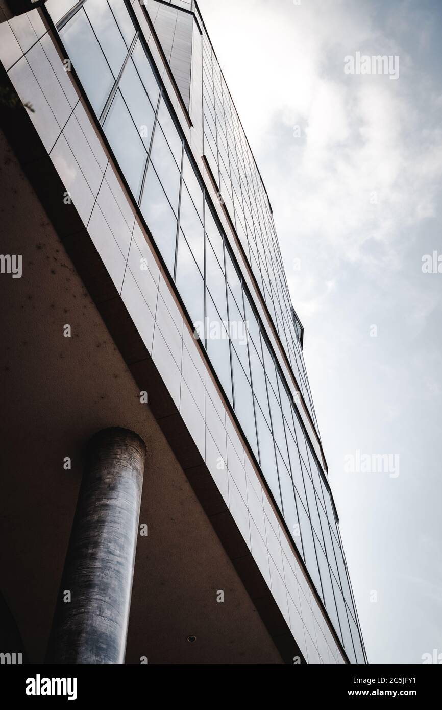 Blick von unten auf ein modernes architektonisches Gebäude in Trencin bei bewölktem Tag Stockfoto
