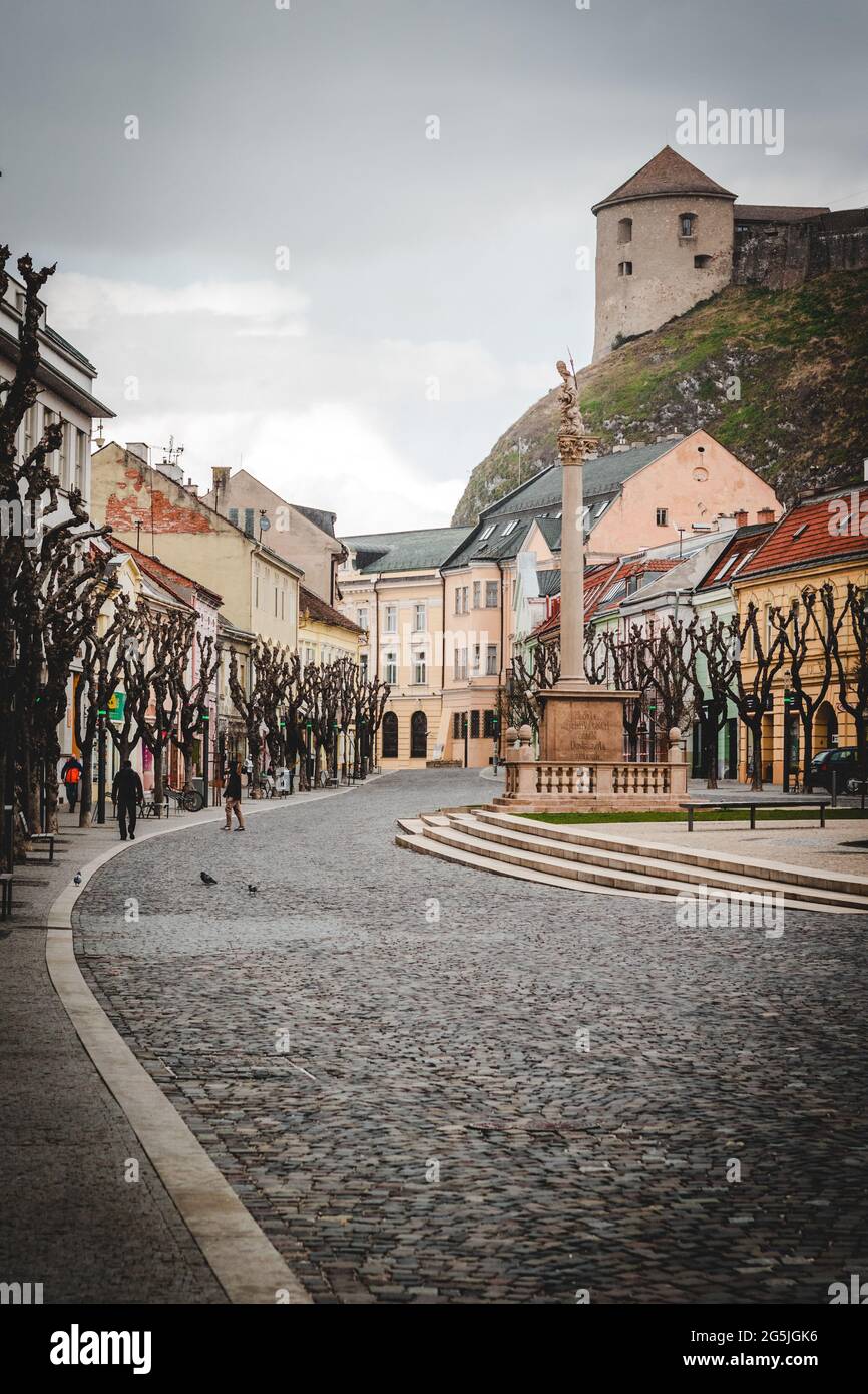 Leerer Hauptstadtplatz in Trenčín am bewölkten Frühlingstag Stockfoto