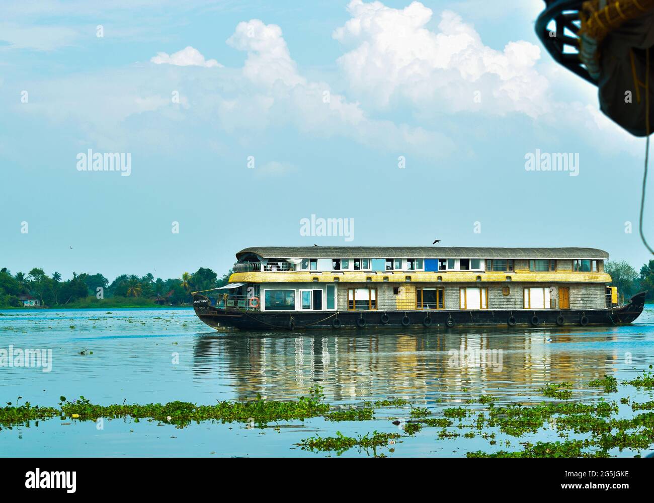 Hausboot bewegt sich in den Backwaters von kerala Stockfoto