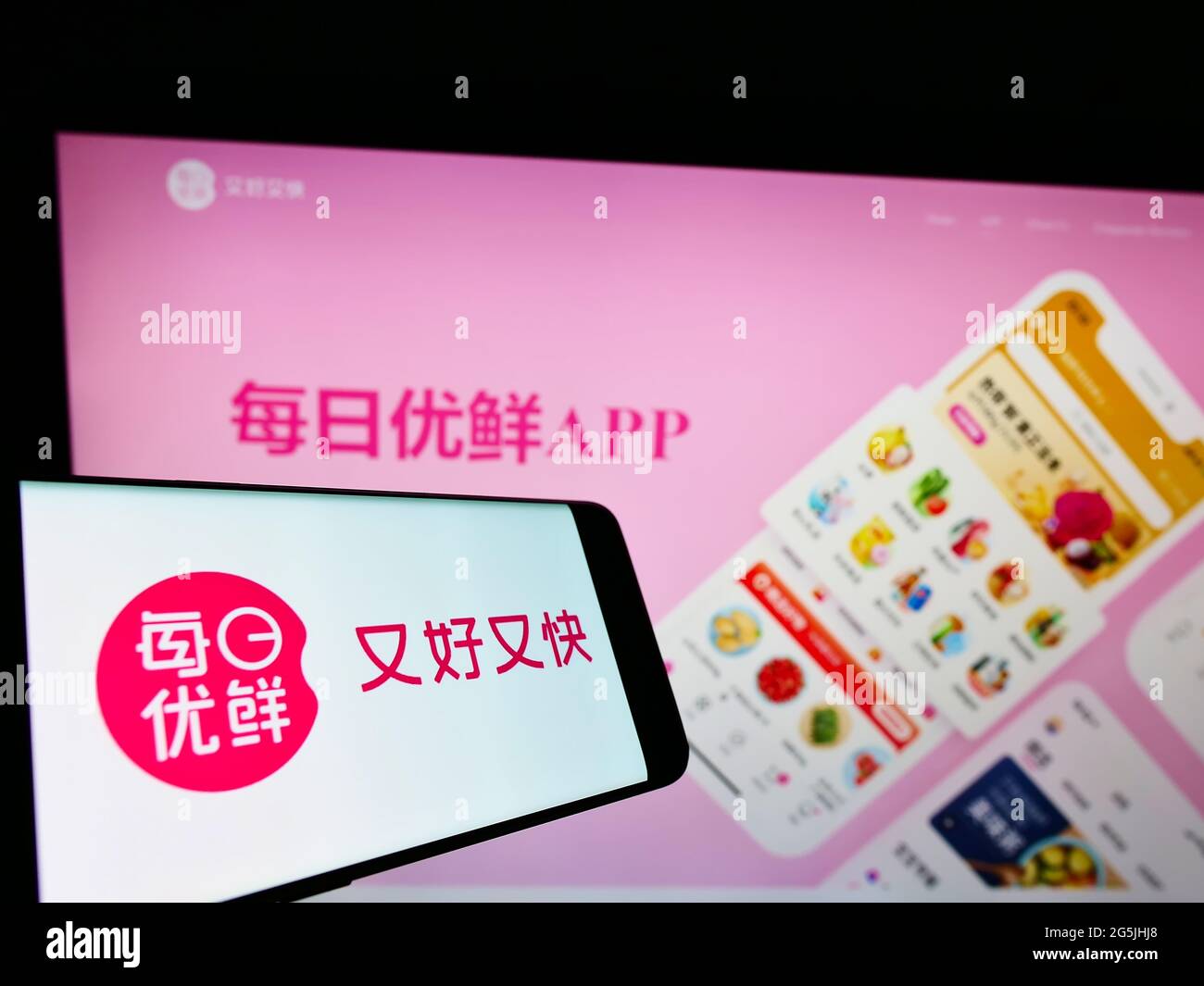 Handy mit Logo der chinesischen Firma Beijing Missfresh E-Commerce auf dem Bildschirm vor der Website. Konzentrieren Sie sich auf die Mitte rechts des Telefondisplays. Stockfoto