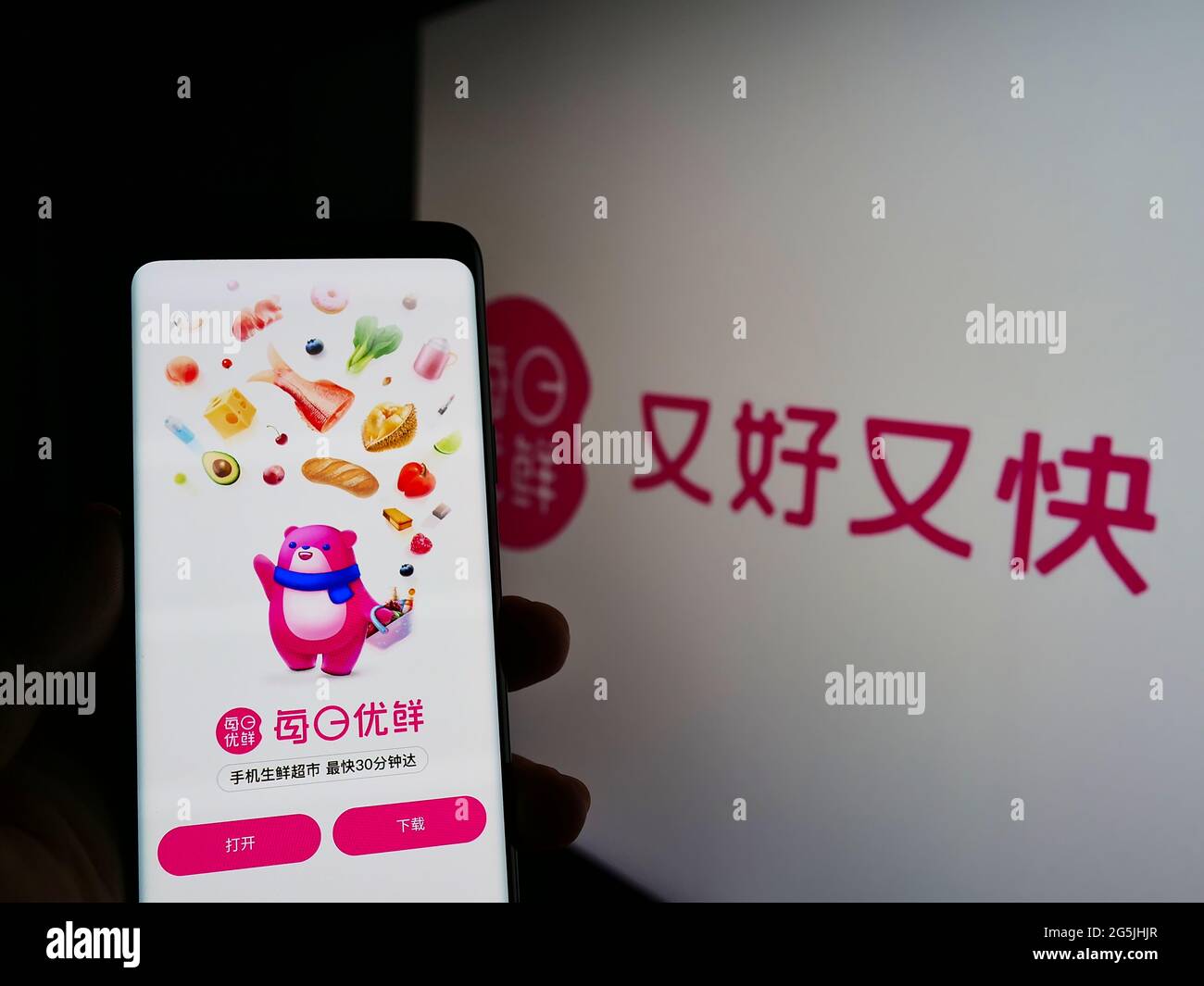 Person hält Smartphone mit Website der chinesischen Firma Beijing Missfresh E-Commerce auf dem Bildschirm mit Logo. Konzentrieren Sie sich auf die Mitte des Telefondisplays. Stockfoto
