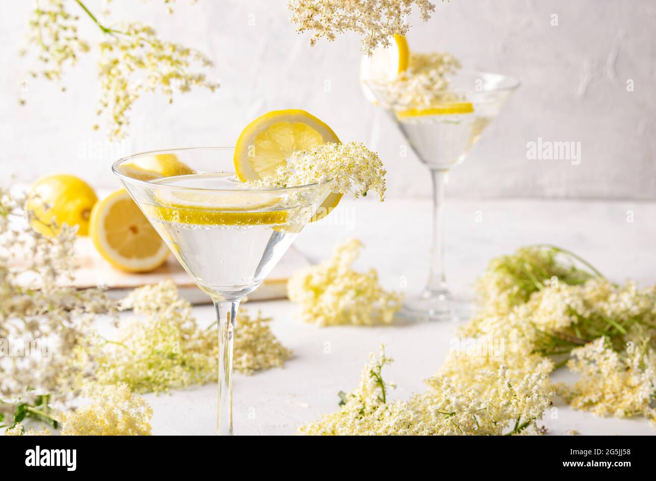 Gin und Tonic mit Holunderblüten erfrischenden Sommercocktail garniert mit Zitronen Stockfoto