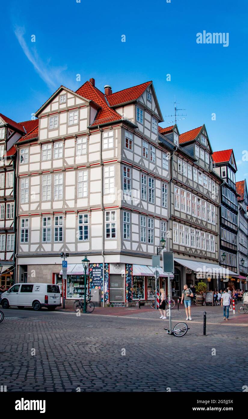 HANNOVER, DEUTSCHLAND. 19. JUNI 2021. Schöne Aussicht auf Holzmarkt Holzmarkt. Gebäude im fachwerkartigen Stil, preußische Mauer. Stockfoto