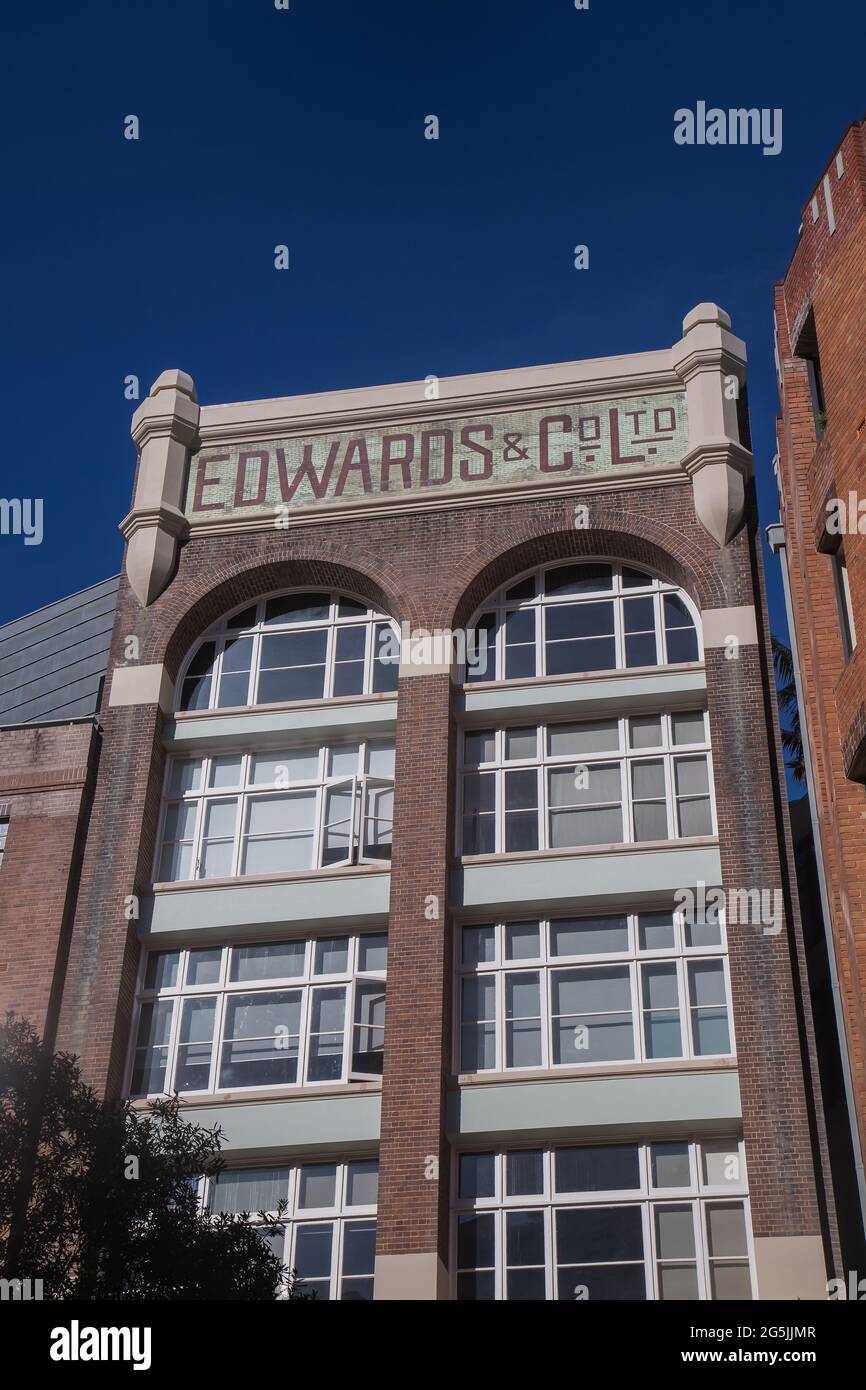 Edwards & Co Ltd ist ein klassisches Verbandsgebäude in Surry Hills, Sydney, Australien. Es war früher ein Lager für Edwards Tea in den 1920er Jahren und ist auf Stockfoto