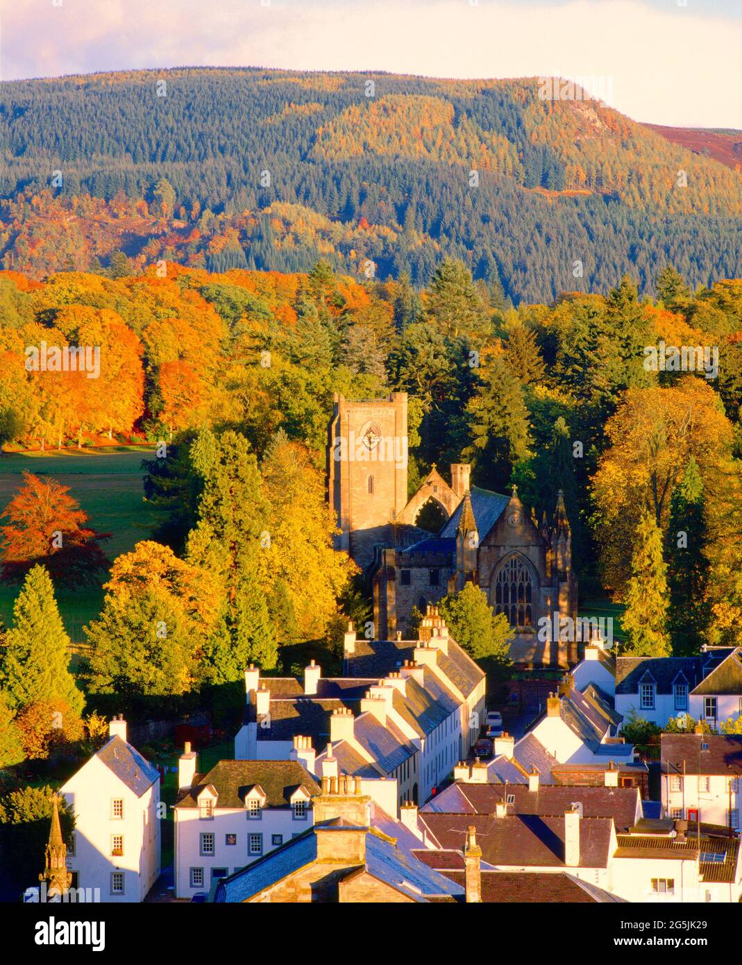 Großbritannien, Schottland, Strathtay, Dunkeld, Kirche, Und Dächer, Herbst, Stockfoto