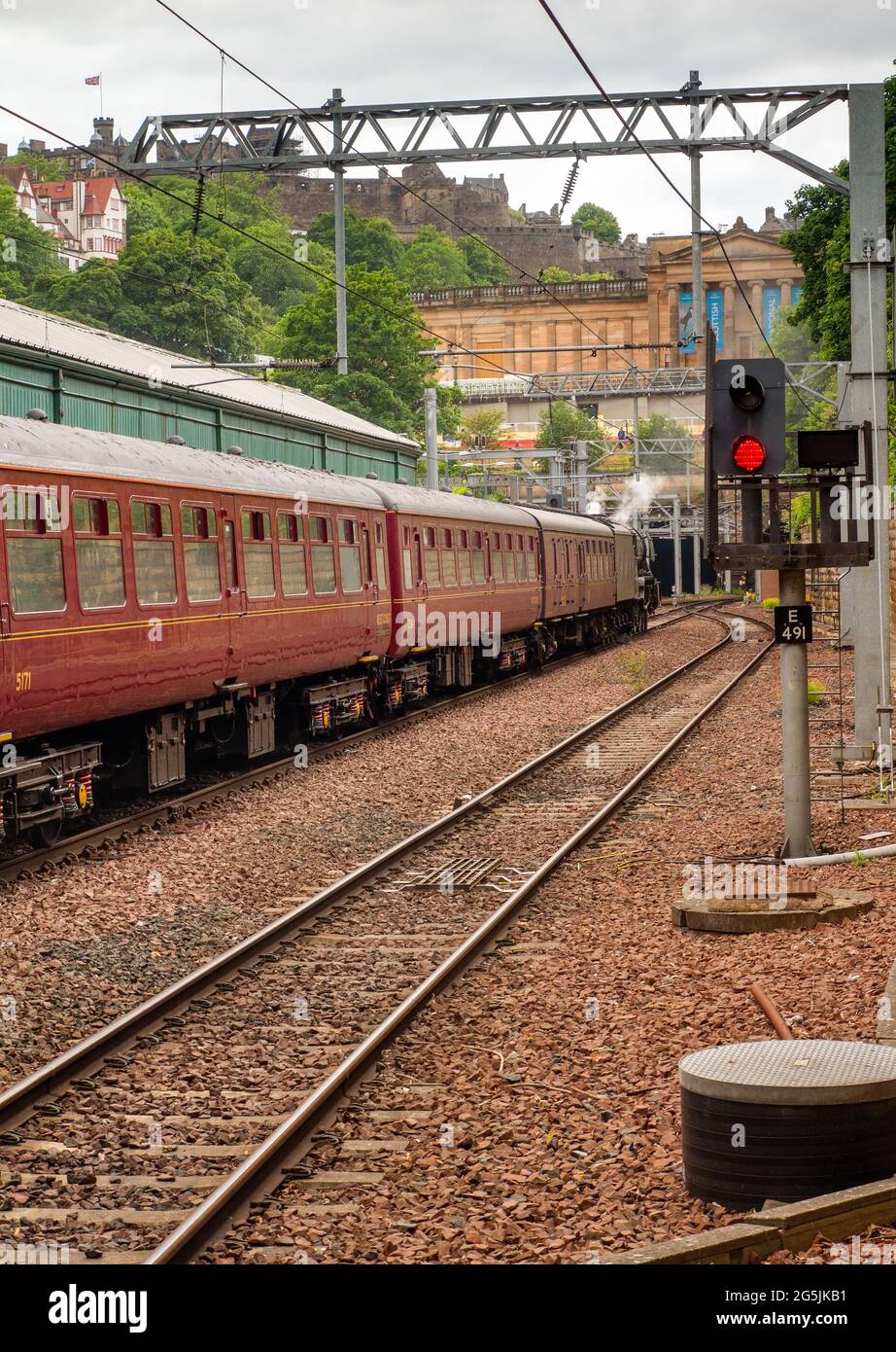 Flying Scotsman Train kam am Bahnsteig in der Edinburgh Waverley Station an, nachdem er eine Tour nach Fife, Schottland, Edinburgh, Schottland, Großbritannien, gemacht hatte Stockfoto