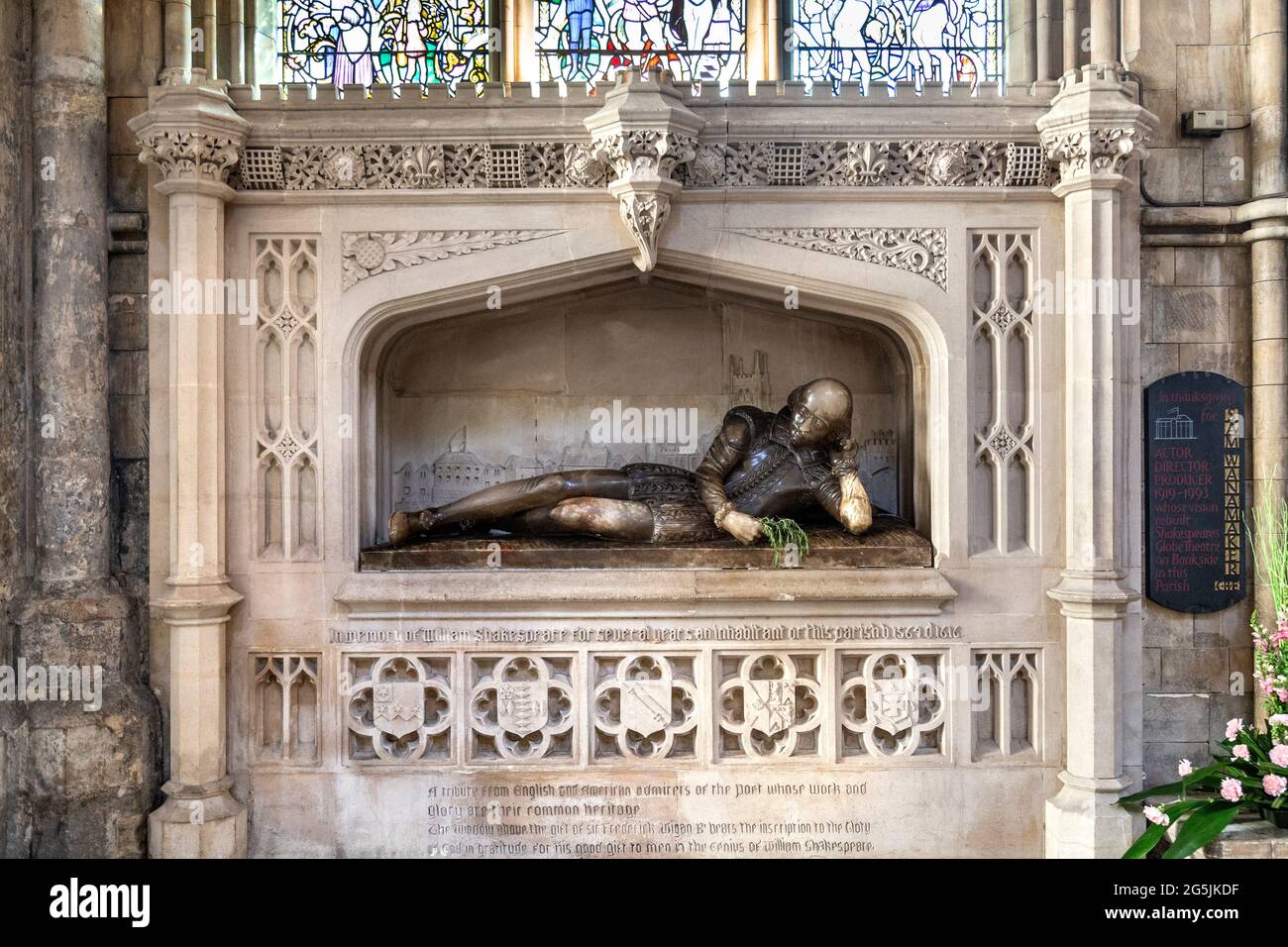 Liegende Statue des englischen Dichters und Schriftstellers William Shakespeare an der Gedenkstätte in der Southward Cathedral, London, Großbritannien Stockfoto