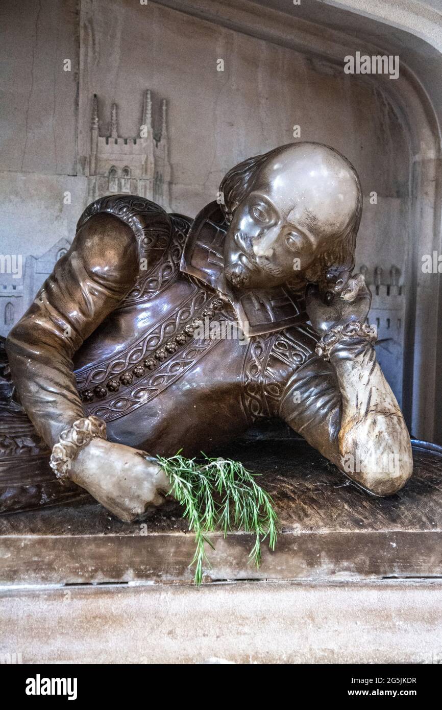 Liegende Statue des englischen Dichters und Schriftstellers William Shakespeare an der Gedenkstätte in der Southward Cathedral, London, Großbritannien Stockfoto