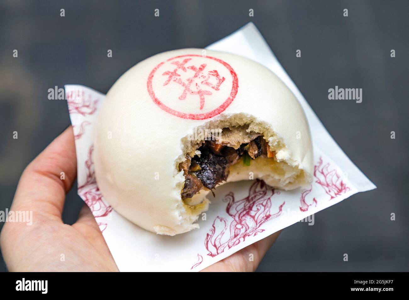 Vegetabiles Dampfbrötchen im Restaurant Bun House, Chinatown, London, Großbritannien Stockfoto