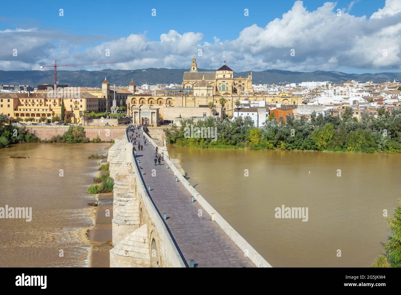 Cordoba, Spanien. Luftaufnahme der Puente Romano Brücke und Moschee-Kathedrale Stockfoto