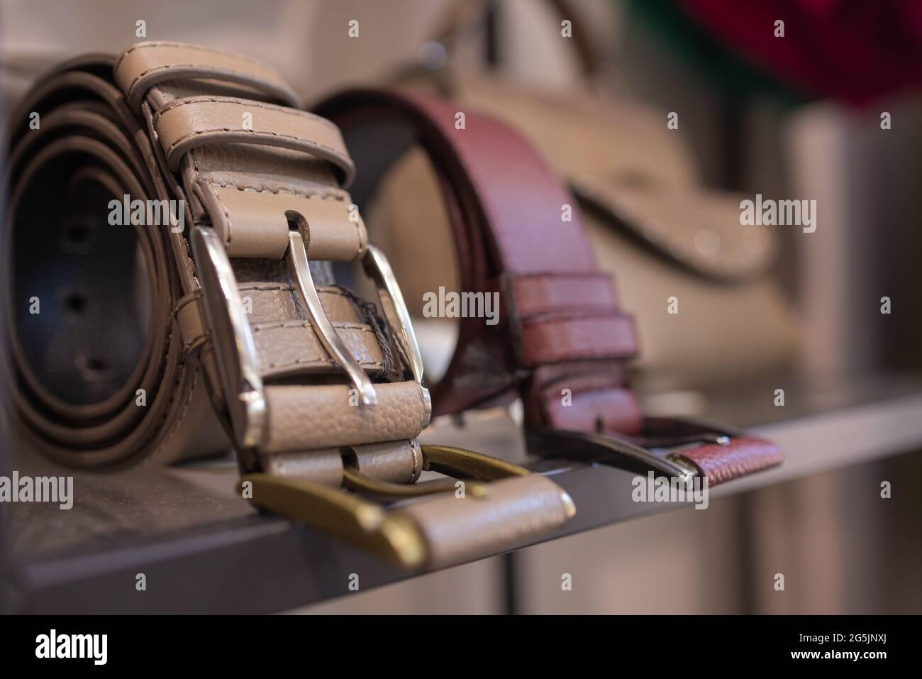 Bekleidungsgeschäft, Regal mit Männer-Taillengurten. Stockfoto