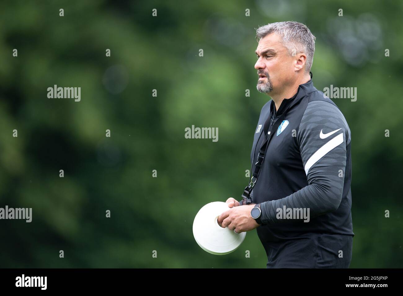 Bochum, Deutschland. Juni 2021. Fußball: Bundesliga, Trainingsauftakt VfL Bochum. Trainer Thomas Reis stellt Kegel auf. Quelle: Marius Becker/dpa/Alamy Live News Stockfoto