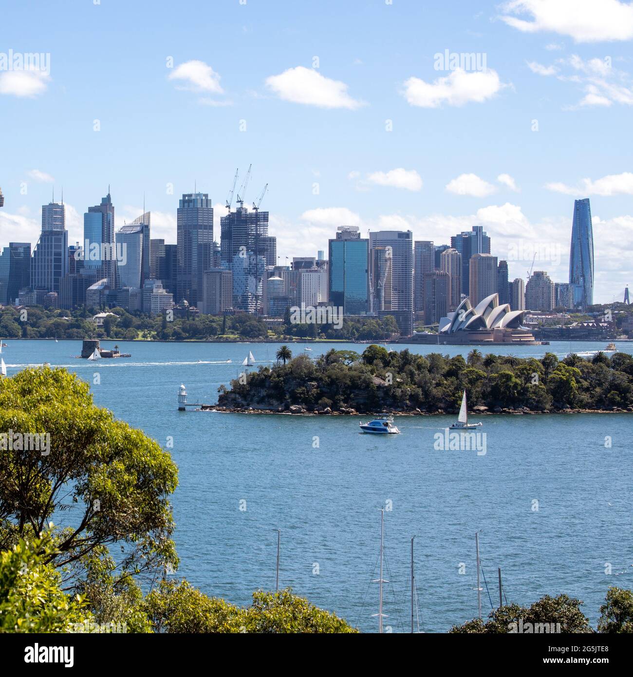 Blick auf den Hafen von Sydney und CDB an einem schönen sonnigen blauen Himmel klares blaues Wasser Boote Yachten und Fähren Wohn- und Geschäftsgebäude Australien Stockfoto