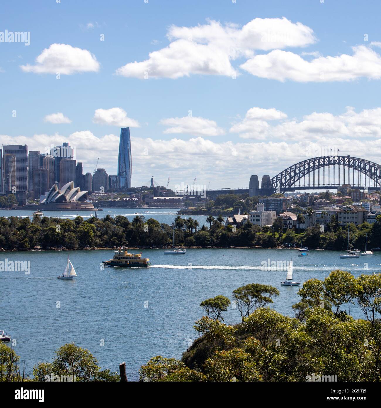 Blick auf den Hafen von Sydney und CDB an einem schönen sonnigen blauen Himmel klares blaues Wasser Boote Yachten und Fähren Wohn- und Geschäftsgebäude Australien Stockfoto