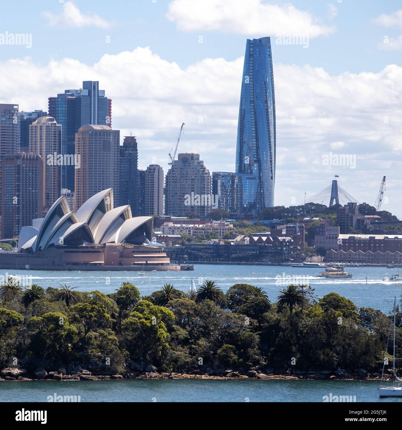 Blick auf den Hafen von Sydney und CDB an einem schönen sonnigen blauen Himmel klares blaues Wasser Boote Yachten und Fähren Wohn- und Geschäftsgebäude Australien Stockfoto