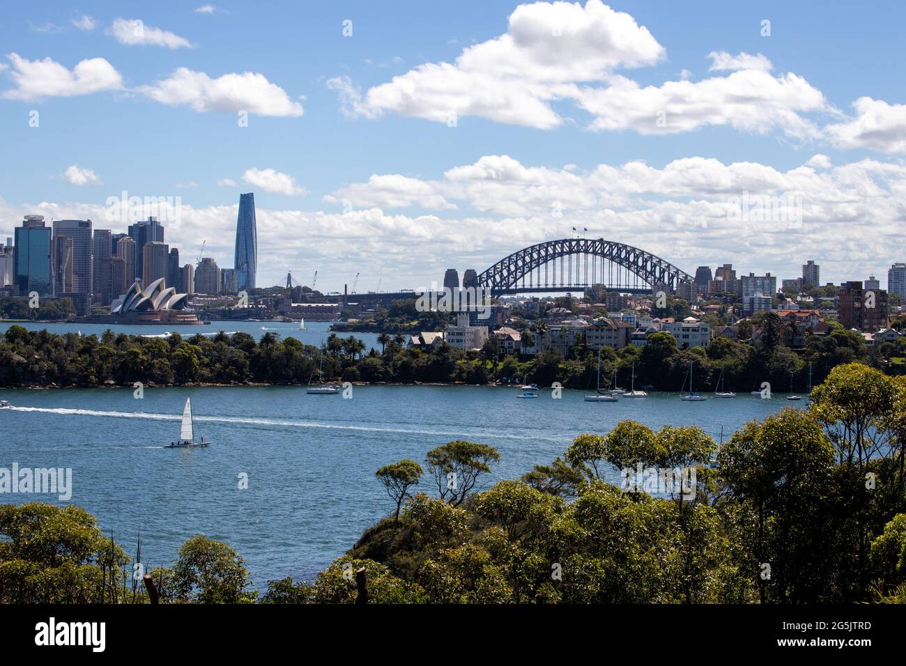 Blick auf den Hafen von Sydney und CDB an einem schönen sonnigen blauen Himmel klares blaues Wasser Boote Yachten und Fähren Wohn- und Geschäftsgebäude Australien Stockfoto