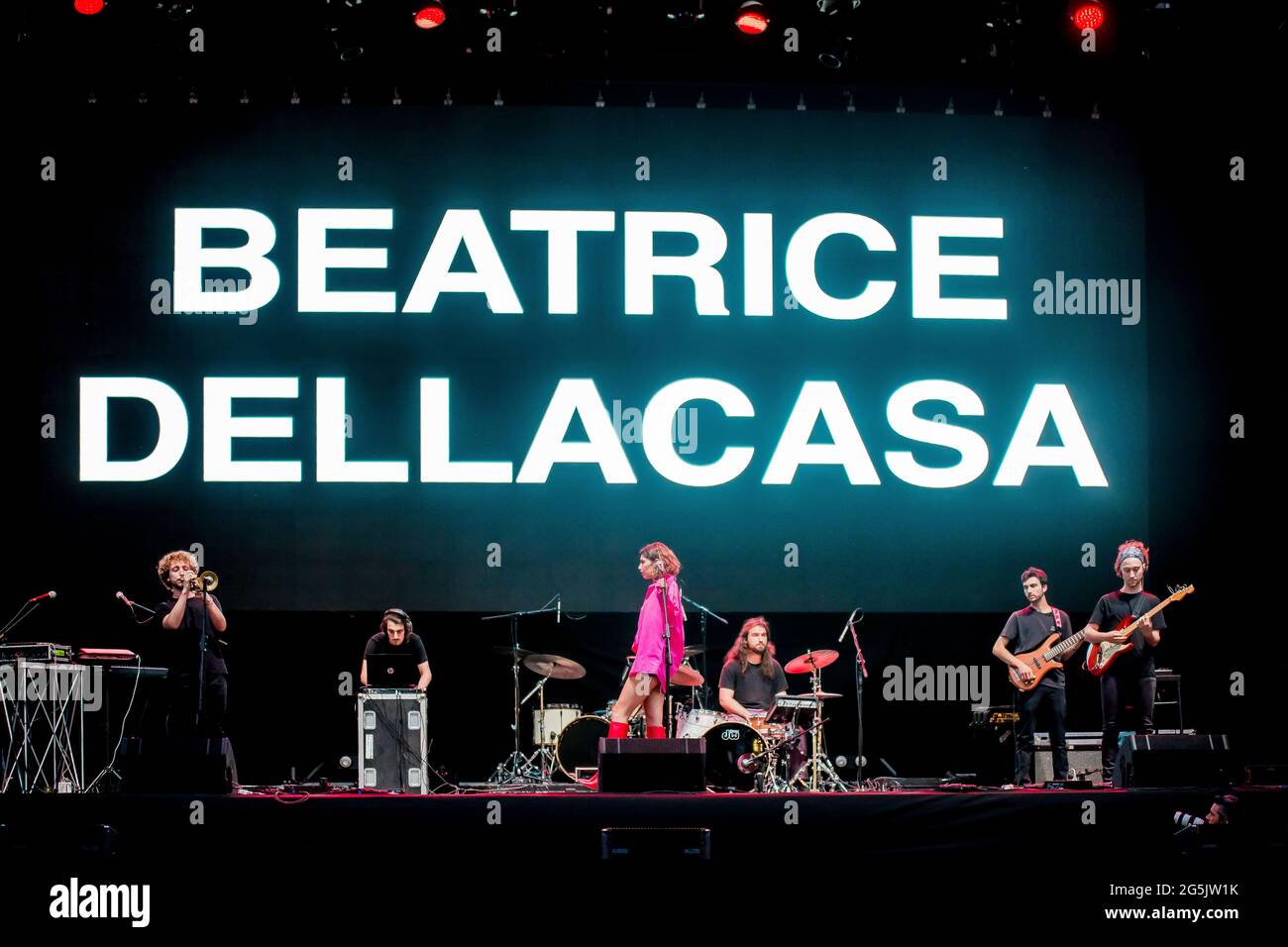 Bologna, Italien. Juni 2021. (6/25/2021) Beatrice 1997 Dellacasa ist die Gewinnerin des Oltre Music Contest, des ersten Online-Wettbewerbs, der vom Oltre Festival als Alternative zur zweiten Ausgabe des Festivals im Jahr 2020 organisiert wurde, die aufgrund der Pandemie nicht stattfand. Musik für Beatrice Dellacasa ist eine Reise voller Überraschungen, Austausch und Einfühlungsvermögen, die mit 16 Jahren zufällig begann. Beatrice hat auch als Schauspielerin an einigen Netflix-Serien teilgenommen. (Foto: Luigi Rizzo/Pacific Press/Sipa USA) Quelle: SIPA USA/Alamy Live News Stockfoto