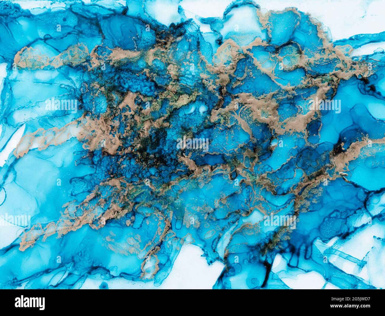 Alkohol Tinte Flüssigkeit Kunst. Wellen in blauen Farben mit flüssigen goldenen Einschluss. Abstrakter Marmorhintergrund oder Textur Stockfoto
