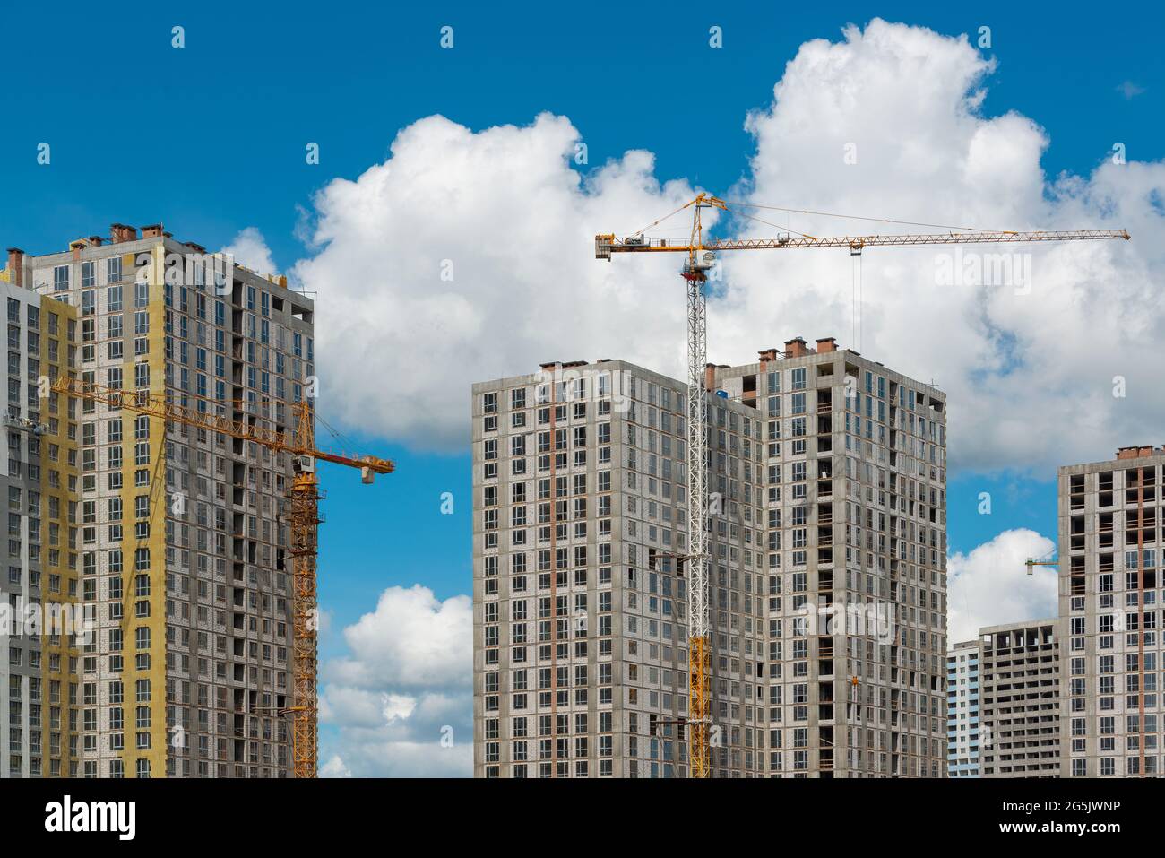 Schnell wachsende Appartementhäuser auf der Baustelle. Stadterweiterung und Immobilieninvestition Illustration Stockfoto