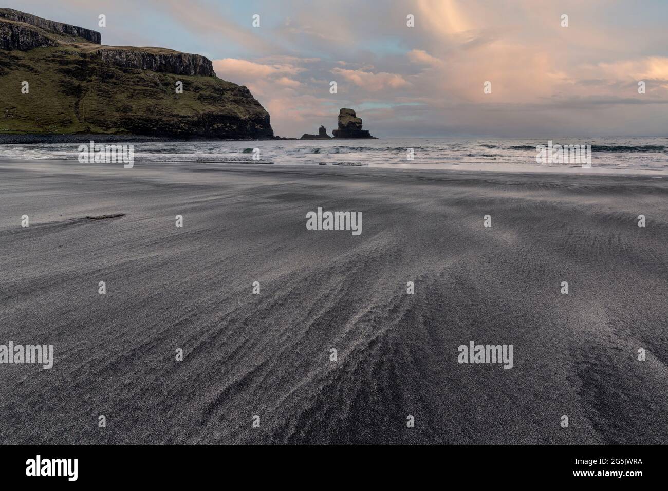 Talisker Bucht Insel des Himmels bei Sonnenuntergang mit Mustern im Sand Stockfoto